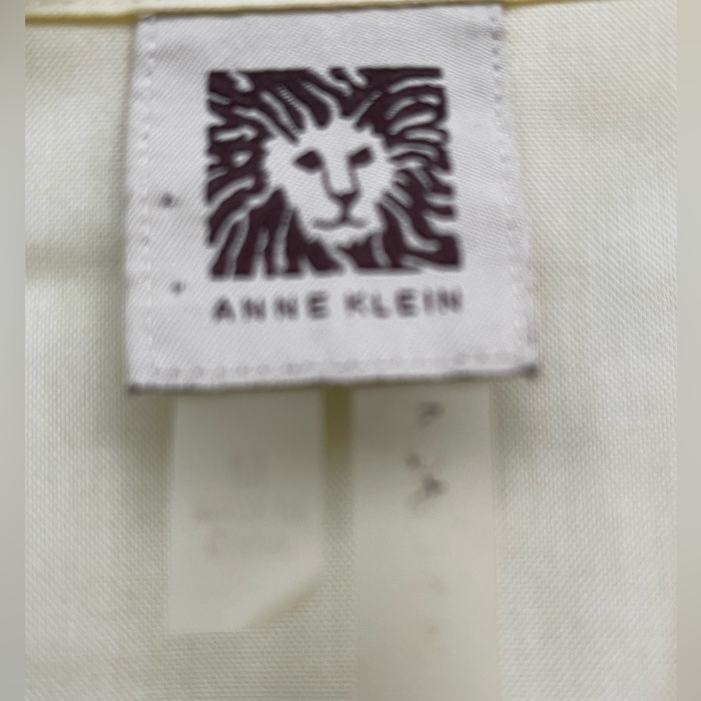 Anne Klein pale yellow Top with Lion Logo Tag - Picture 2 of 6